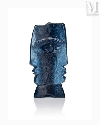 une image représentant une sculpture en verre représentant le visage d'un homme