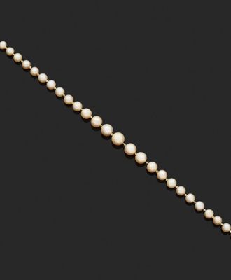 un bracelet en perles de culture et diamants