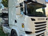 un camion blanc garé sur le bord de la route