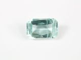 une tourmaline vert aigue-marine sur fond blanc