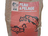 un sac de nourriture posé sur une table