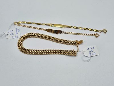 Deux chaînes en or et un bracelet en or sont exposés