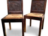paire de chaises en bois sculpté avec assise et dossier en osier