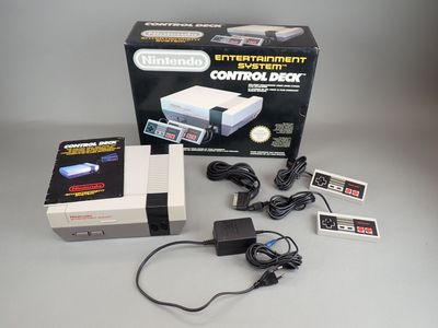 une image d'une console Nintendo Entertainment System posée sur une table