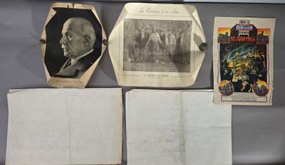 Plusieurs photos anciennes d'hommes et de femmes sont exposées dans une vitrine.
