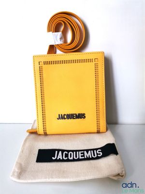 le sac est jaune et porte une étiquette avec un nom