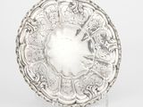 un plat ancien en argent orné d'un motif floral
