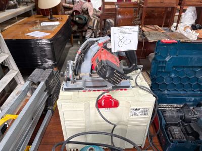 un grand nombre d'outils posés sur une table