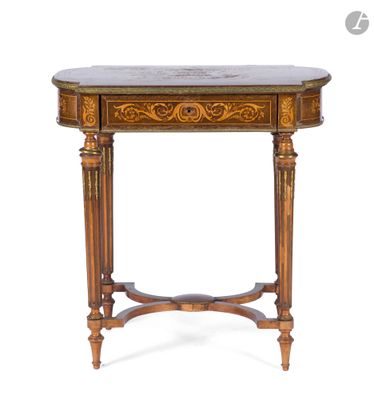 une image d'une table avec un plateau en marbre sur un fond blanc