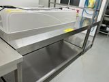 une machine posée sur une table dans une cuisine
