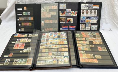 de nombreux types de timbres différents exposés sur une table