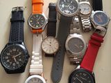 un grand nombre de montres posées sur une table