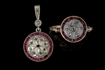 une paire de boucles d'oreilles et de pendentifs en rubis et diamants