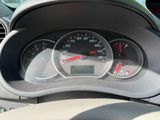 un gros plan sur le tableau de bord d'une voiture avec un compteur de vitesse