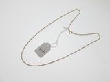 gros plan d'un collier auquel est attachée une étiquette