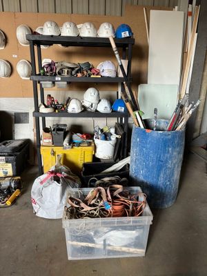 une pièce remplie d'une multitude d'objets et d'outils de toutes sortes