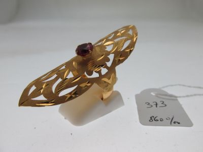une image représentant une bague en or surmontée d'une grenat