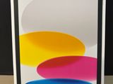 une image représentant une boîte blanche ornée de cercles colorés