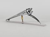 une sculpture Art déco représentant un homme assis sur un objet métallique