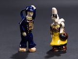 deux figurines d'un homme et d'une femme debout l'un à côté de l'autre