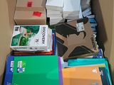 une boîte en carton remplie de nombreux types de chemises différents