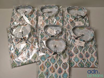 trois chemises pour homme aux motifs variés posées sur une table