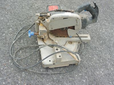 une petite machine posée sur le sol