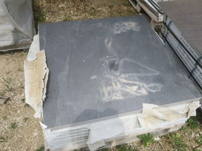 un tas de béton posé par terre à côté d'un camion