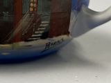 une tasse à café sur laquelle est représenté un bâtiment