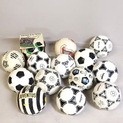 de nombreux types de ballons de football différents sur la table