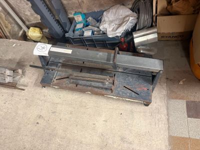 une photo d'un tas de vieilleries dans un garage