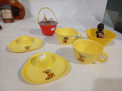 cinq tasses et soucoupes jaunes sur une table blanche