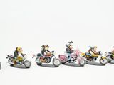 cinq figurines représentant des personnes à moto sur un fond blanc