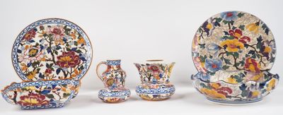 de nombreuses pièces de poterie de toutes sortes posées sur une table