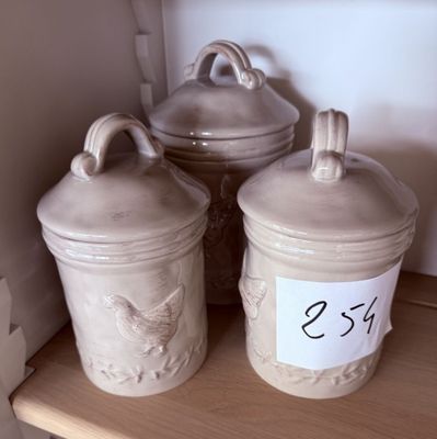 deux bocaux posés sur une étagère dans la cuisine