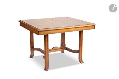 une image représentant une table en bois au plateau carré, sur fond blanc