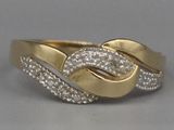 une photo d'une bague en or et diamants