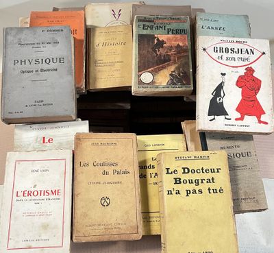 plusieurs livres posés ensemble sur une table