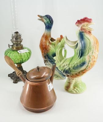 deux vases et une lampe posés sur une table blanche