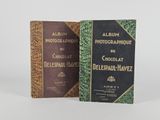 un vieux livre ouvert, montrant la première et la dernière page d'un album photo
