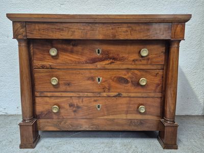 une commode en bois ornée de boutons en laiton