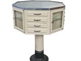 un lavabo sur pied surmonté d'une vitrine en verre
