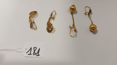 trois paires de boucles d'oreilles en or et une paire de boucles d'oreilles en or