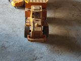un camion miniature qui se trouve dans un garage