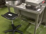 une machine posée sur une table dans une cuisine