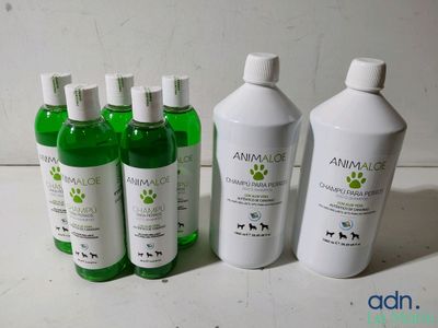 quatre flacons de shampoing et quatre flacons de shampoing posés sur une table