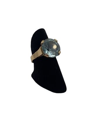 une image représentant une bague en or sertie d'une topaze bleue