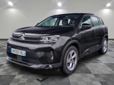 Le nouveau SUV Citroën est garé dans le garage.