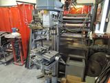 une machine placée au milieu d'une pièce