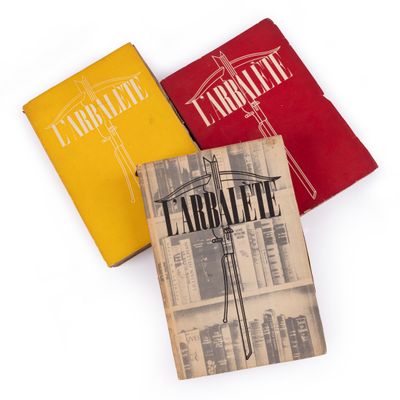 trois livres sont empilés sur une surface blanche